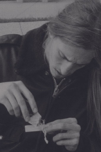 Peter Rolls Some Sigarettes