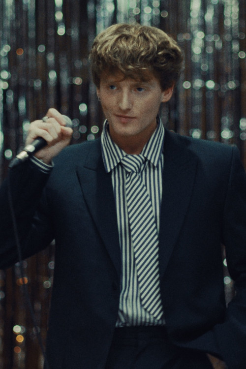 Elliott: La camisa negra Poster