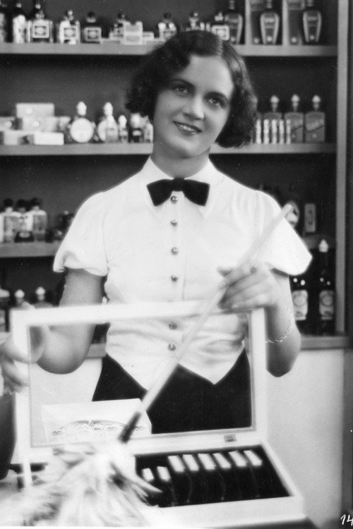 Pikku myyjätär Poster